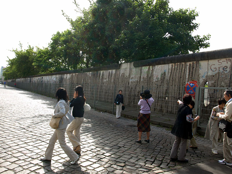 ベルリンの壁の前で記念撮影