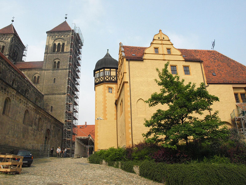 聖セルバティウス教会（左）と城館/世界文化遺産