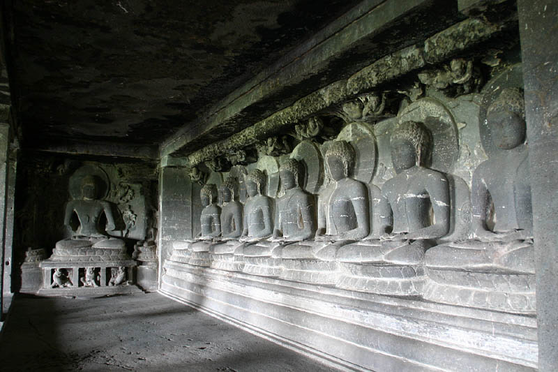 珍しい第12窟３階の七仏像（左翼側）