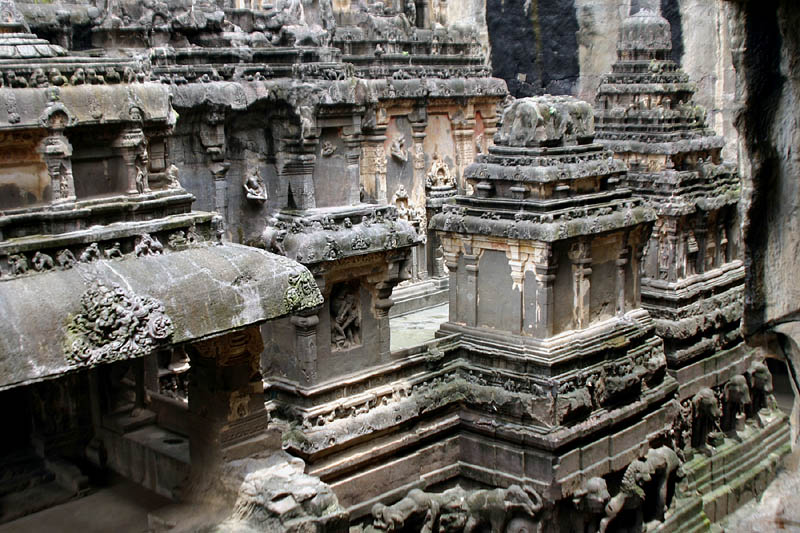 カイラーサ・ナータ寺院の基壇部分