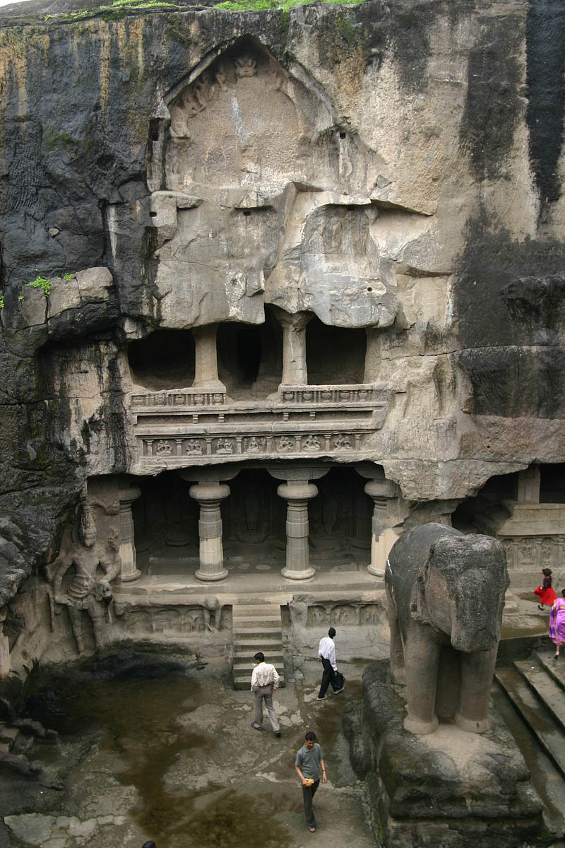 巨大なインド象と壁の中の寺院