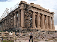 世界遺産のパルテノン神殿（西面/後部）の前に立つ