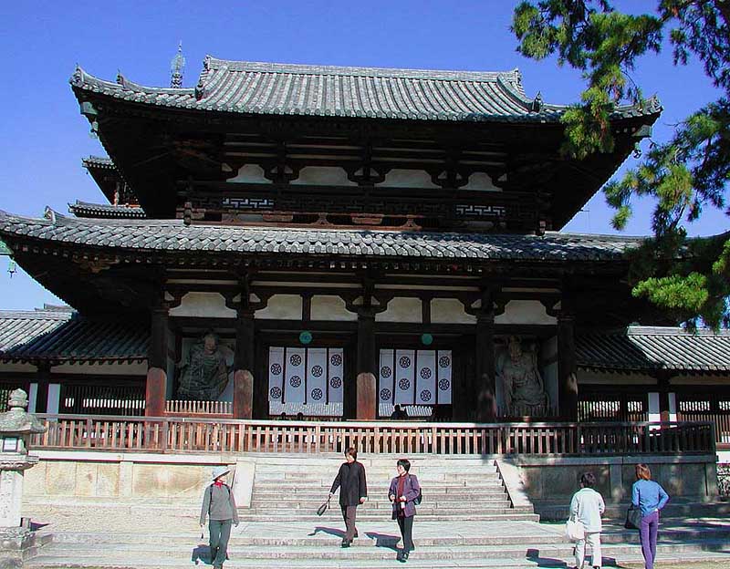エンタシスが美しい法隆寺の中門(国宝)