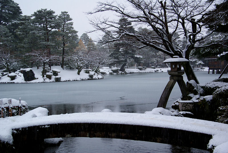雪の虹橋と徽軫燈籠 2009.12.19 08:25