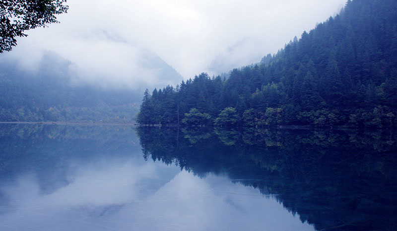 幻想的な朝の鏡海 Mirror Lake