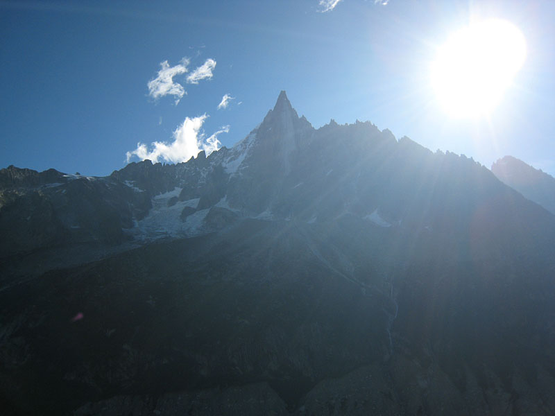 朝日を浴びたドリュ針峰( 3,754m) les Dru