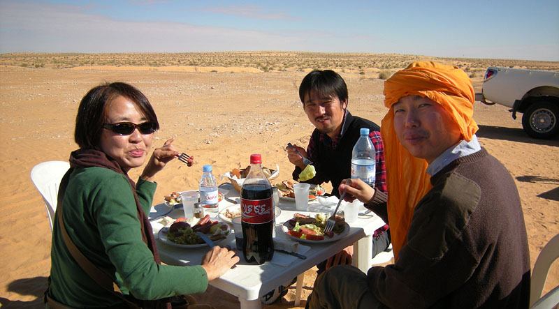 サハラ砂漠の中で昼食