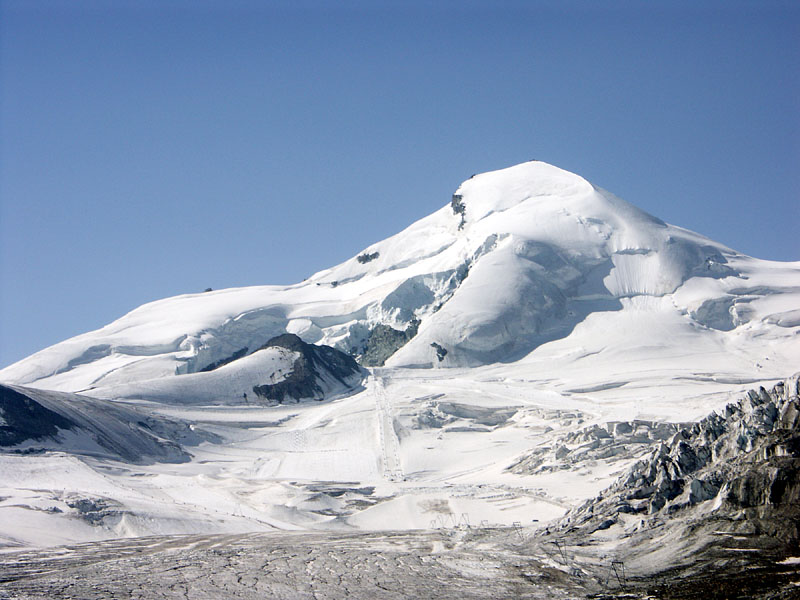 美しい独立峰アラリンホルン(4,027m)/レンクフルー(2,870m)