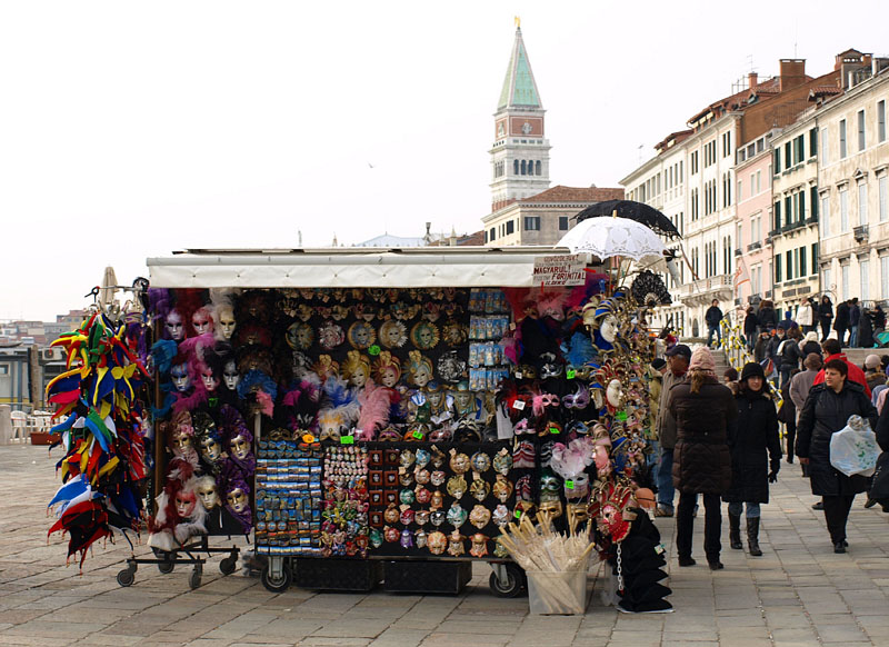 ベネチアのカーニバルに必須の仮面を売る店