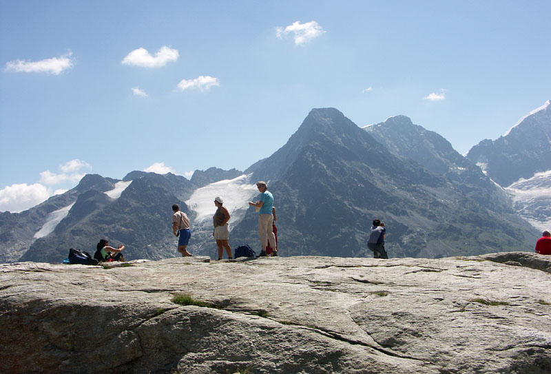 岩盤に立つ観光客たち