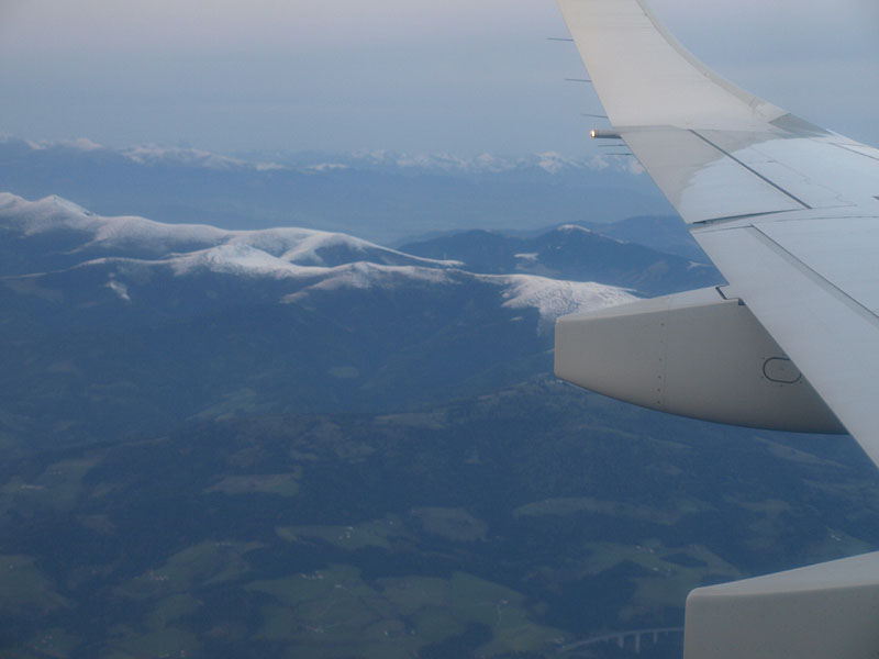 アルプス山脈東部の雪山を見ながらグラーツ空港（オーストリア）へ