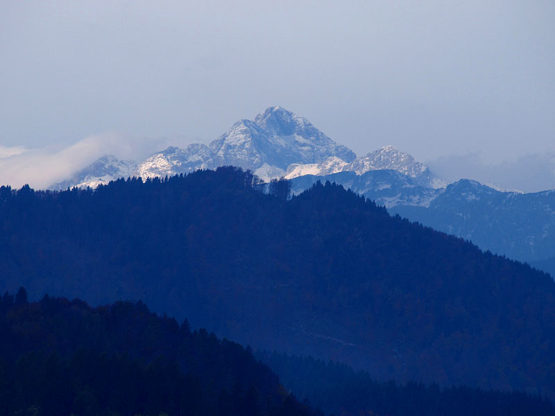 ubh΂̖kɂ郆AEAvX̍ōEgOtR(W 2,864m)]