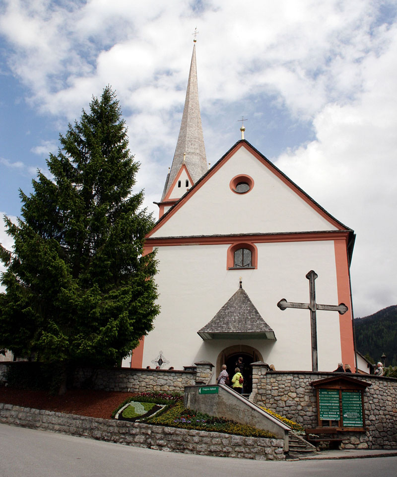 アルプバッハ村の可愛らしい教会