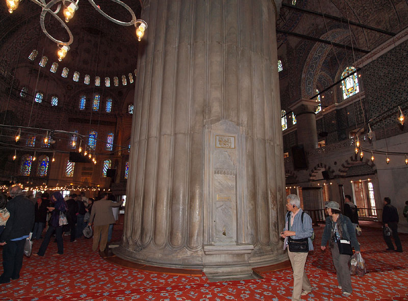 モスクを支える巨大な円柱