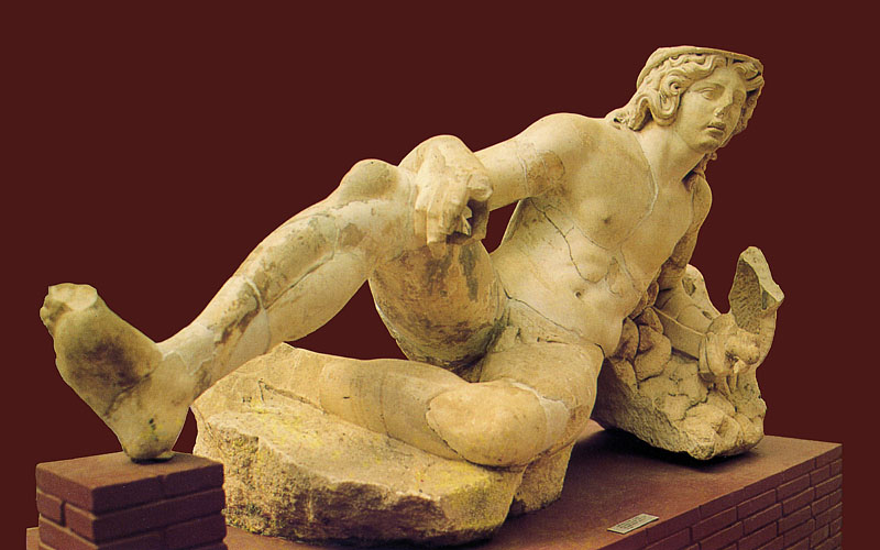 ポリオの泉付近で発見された「休息をとる戦士の像」/エフェス考古学博物館