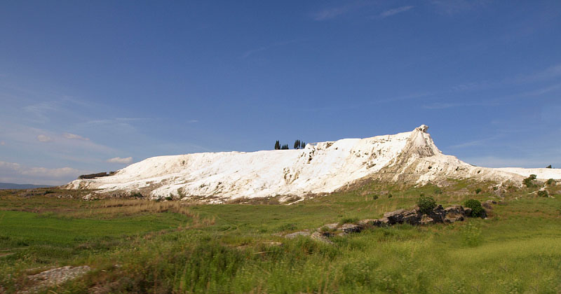 雪山のようなパムッカレの温泉石灰華段丘