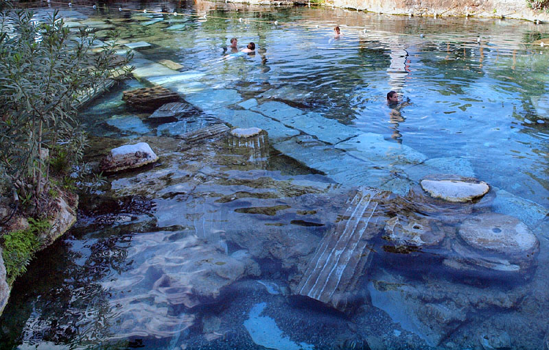 温泉プールに沈む大理石の礎石や円柱