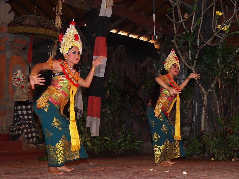 魔女シシアンたちの艶めかしい踊り
