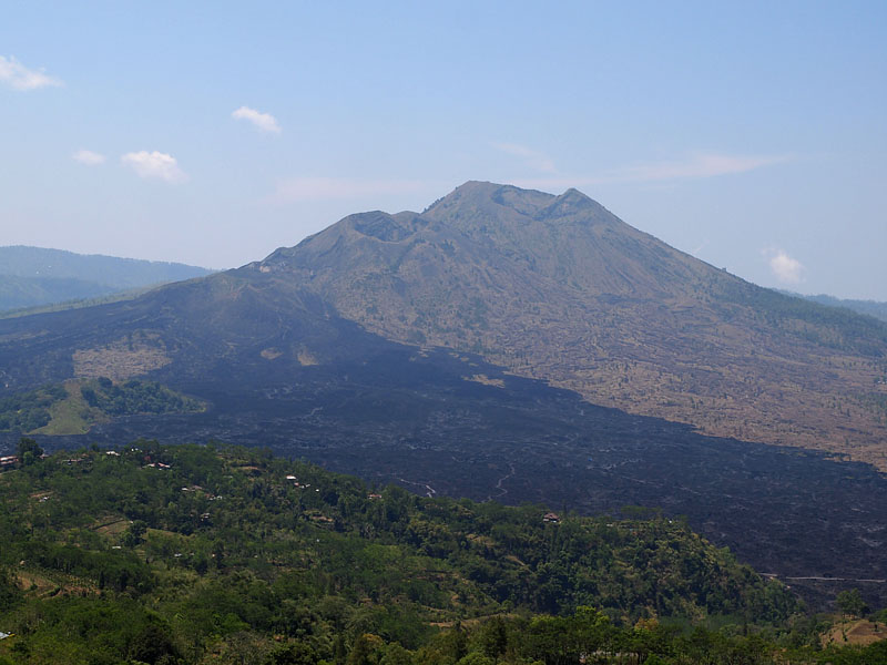 黒い溶岩が生々しいバトゥール山(1,717m)