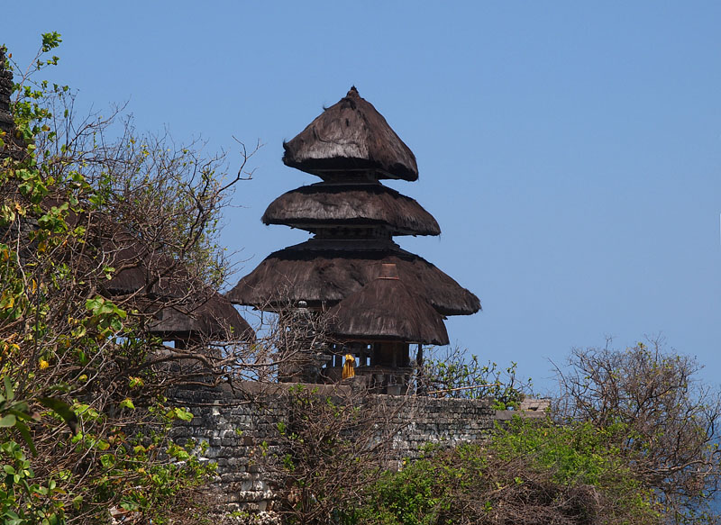ウルワツ寺院の三重塔の小院