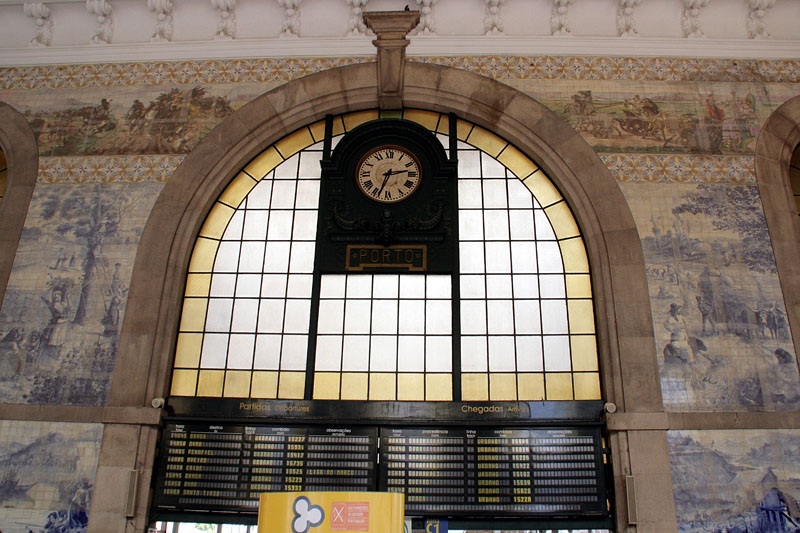 アズレージョ（装飾タイル）で飾られたサン・ベント駅