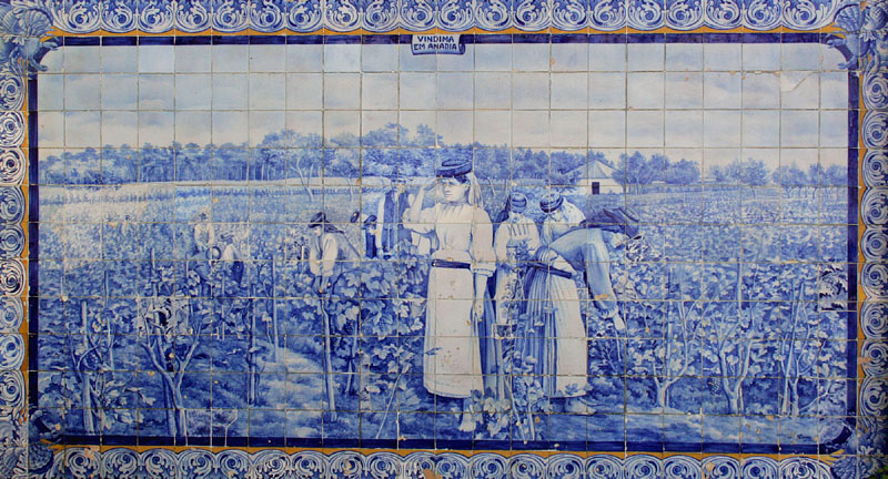 葡萄畑で働く人々を描いたアズレ-ジョ