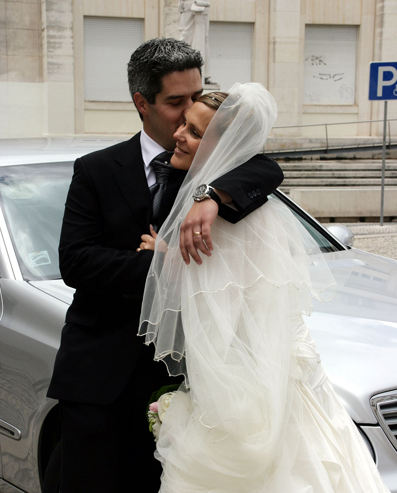 大学の礼拝堂で結婚式を挙げたばかりの新婚さん