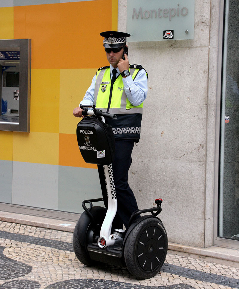 二輪車の警察官