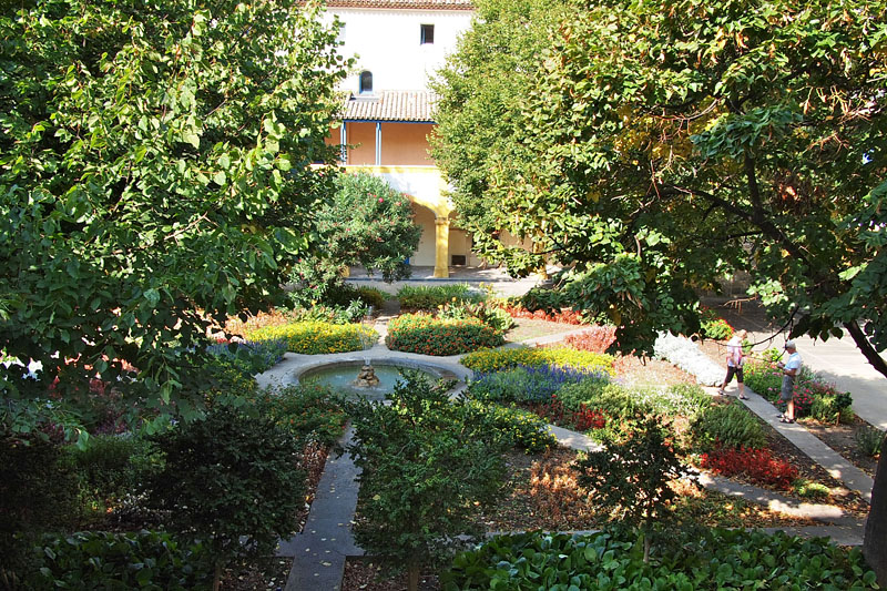 ゴッホが描いたエスパス・ヴァン・ゴッホの中庭