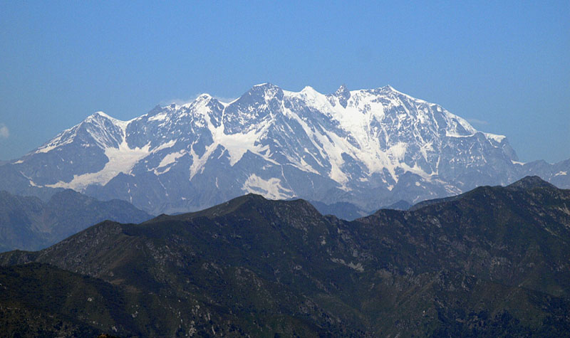 モッタローネ山（1491m）山頂から仰ぐスイス最高峰モンテ・ローザ Monte Rosa　（4636m）東面 10:40