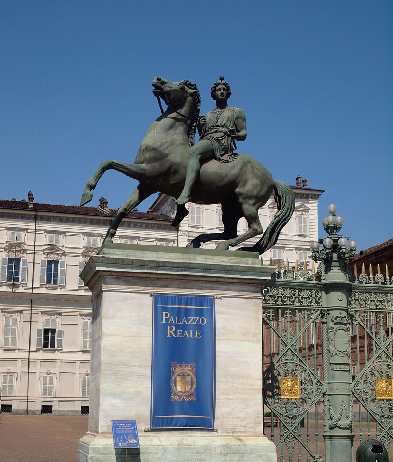 王宮前の裸足の騎馬像