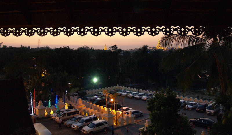 S̗[/Jh[W[EpXEze Kandawgyi Palace Hotel 猩i@18:24