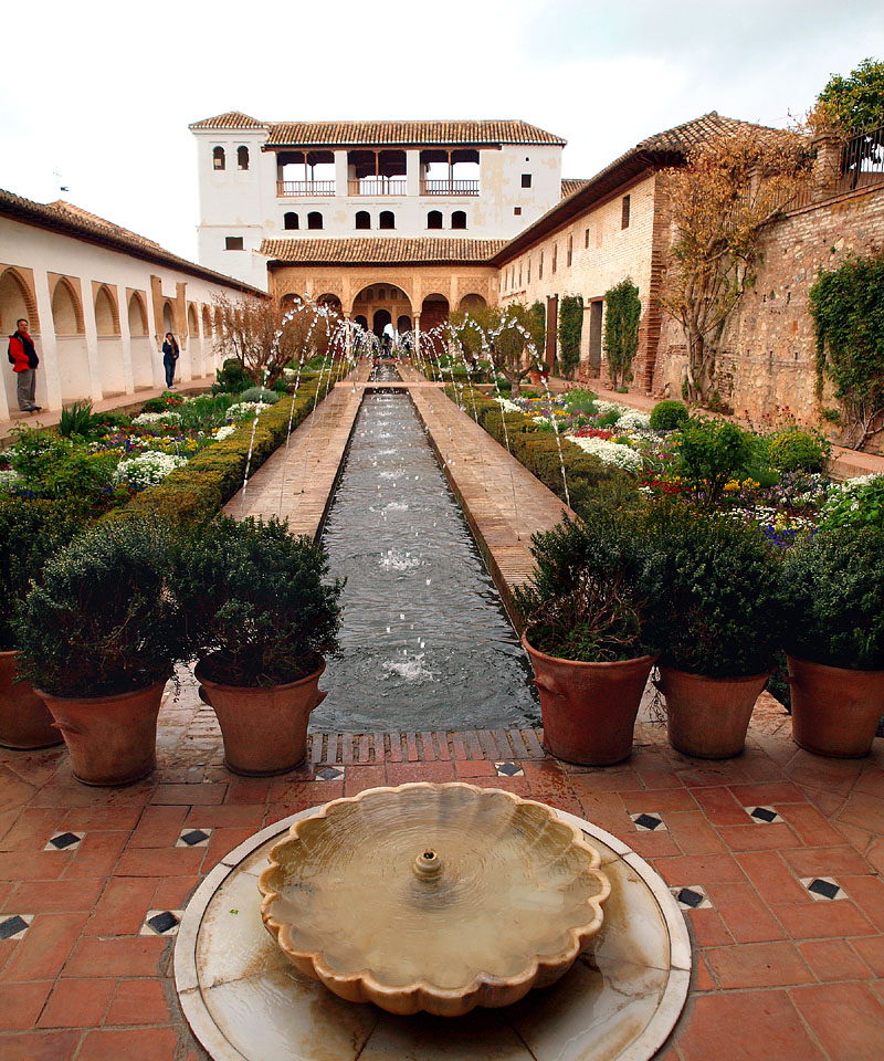 美しいアセキアの中庭（パティオ） / ヘネラリーフェ水の宮殿　08:50