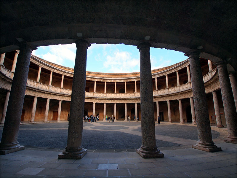 内部にアリーナのような円形のパティオがあるカルロスV世宮殿