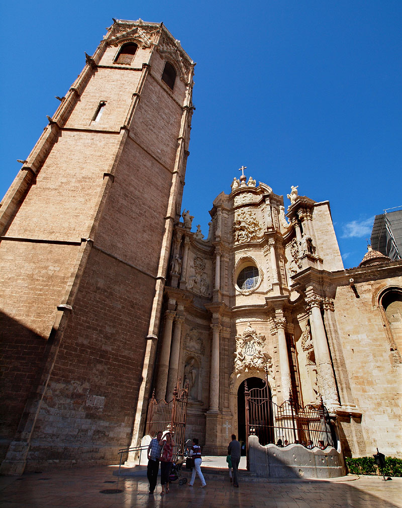 ミゲレテの塔 Torre del Miguelete とカテドラルの入口