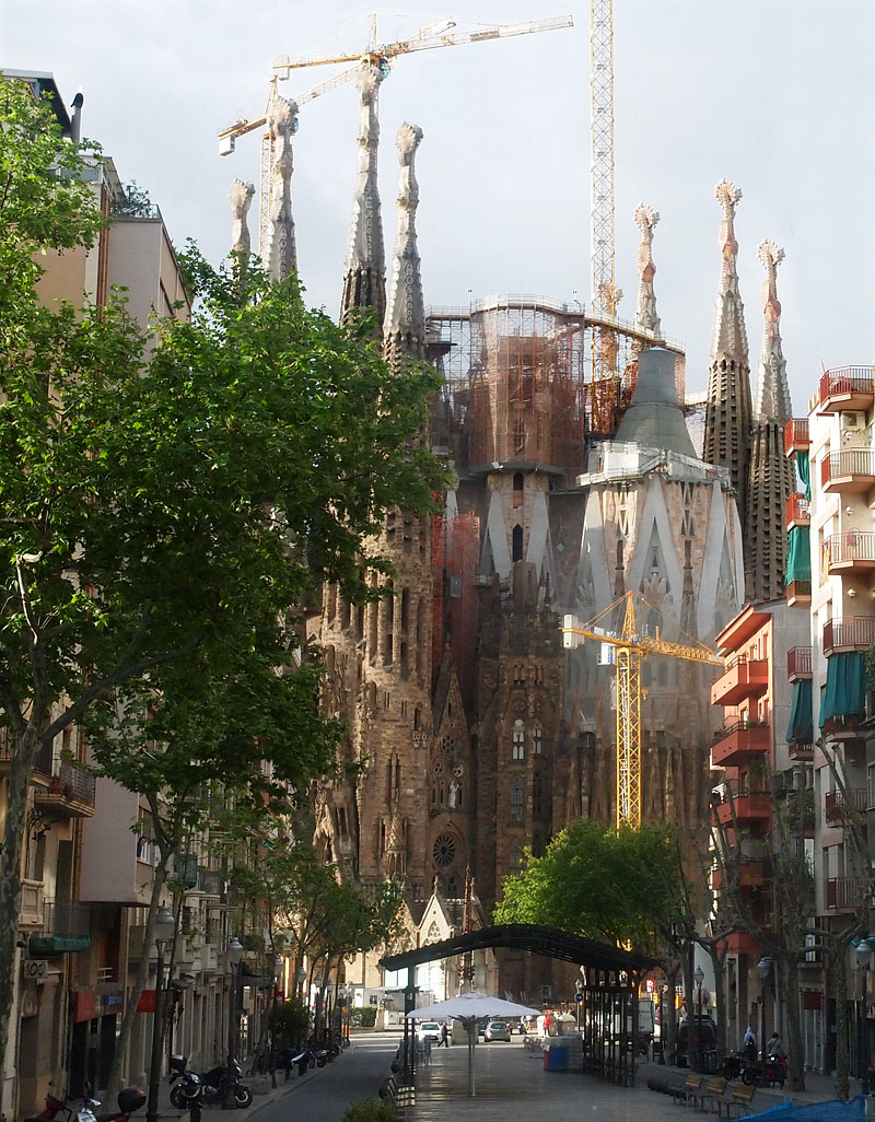 朝日を受けるサグラダ・ファミリア聖堂 / バルセロナ市内からの眺め　2012.04.22 08:43