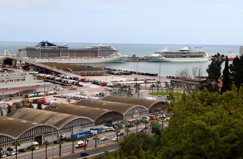 豪華客船が停泊するバルセロナ港 / モンジュイックの丘