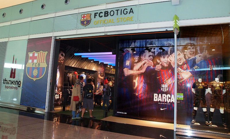 FCバルセロナのオフィシャル・ショップ / バルセロナ空港　2012.04.23 08:27