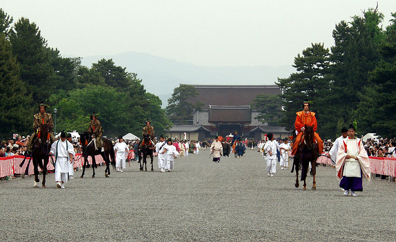 京都御所・建礼門を出発する行列(京都御苑)