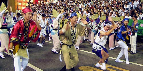 奇抜な衣装で目を引く天水連