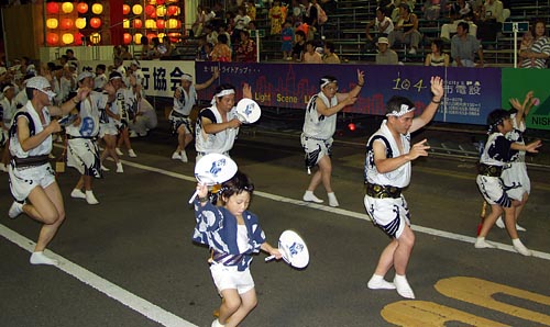 気合いを入れて踊る代市連長