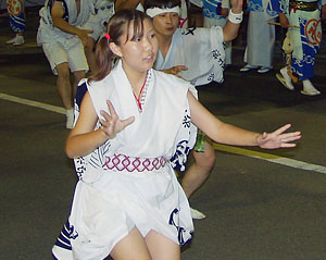 男踊りの女性
