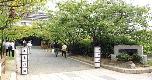 岸和田城入り口