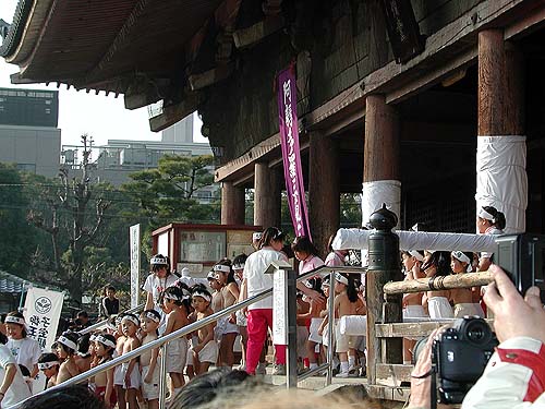 六時堂で参拝