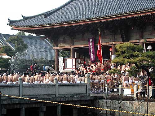 水を浴びて六時堂へ