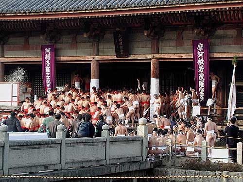 六時堂へ駆け上がる裸の群衆