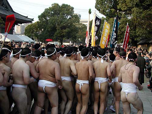 本坊に引き揚げる若人たち