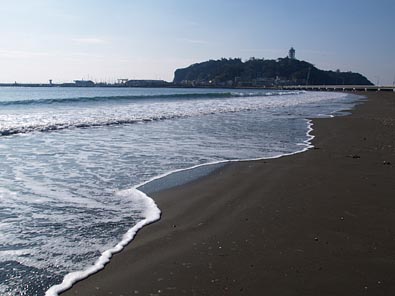 西方の江ノ島に至る砂浜