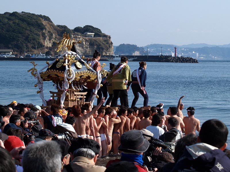 海に入る神輿