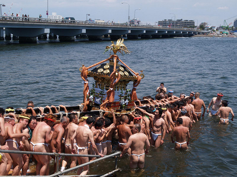 海に入る神輿